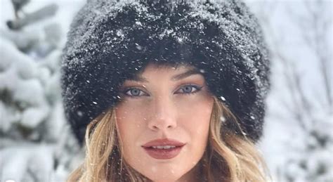 Paige Spiranac posts new photo as she melts snow in。